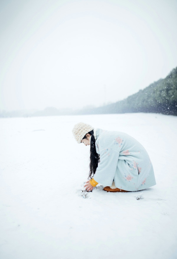 雪地里的清新美女笑容甜美