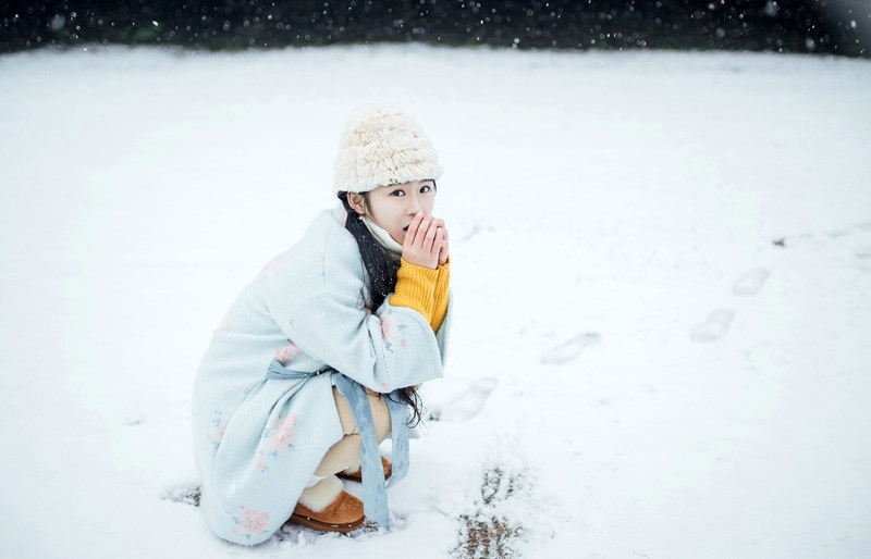 雪地里的清新美女笑容甜美