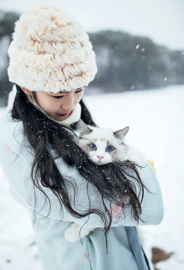 雪地里的清新美女笑容甜美