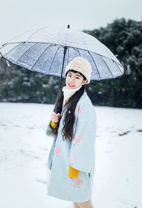 雪地里的清新美女笑容甜美