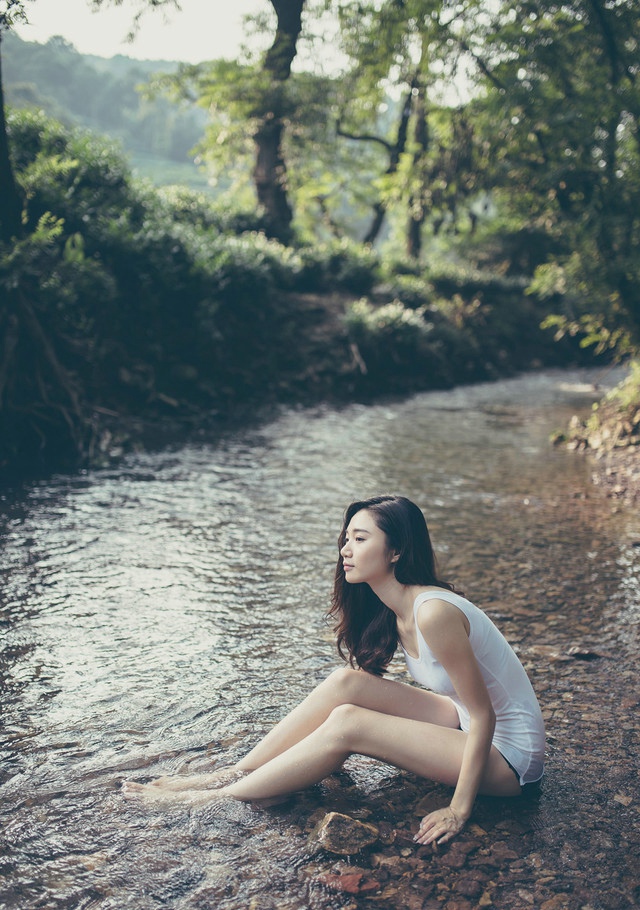 夏日河边嬉戏美女清凉写真