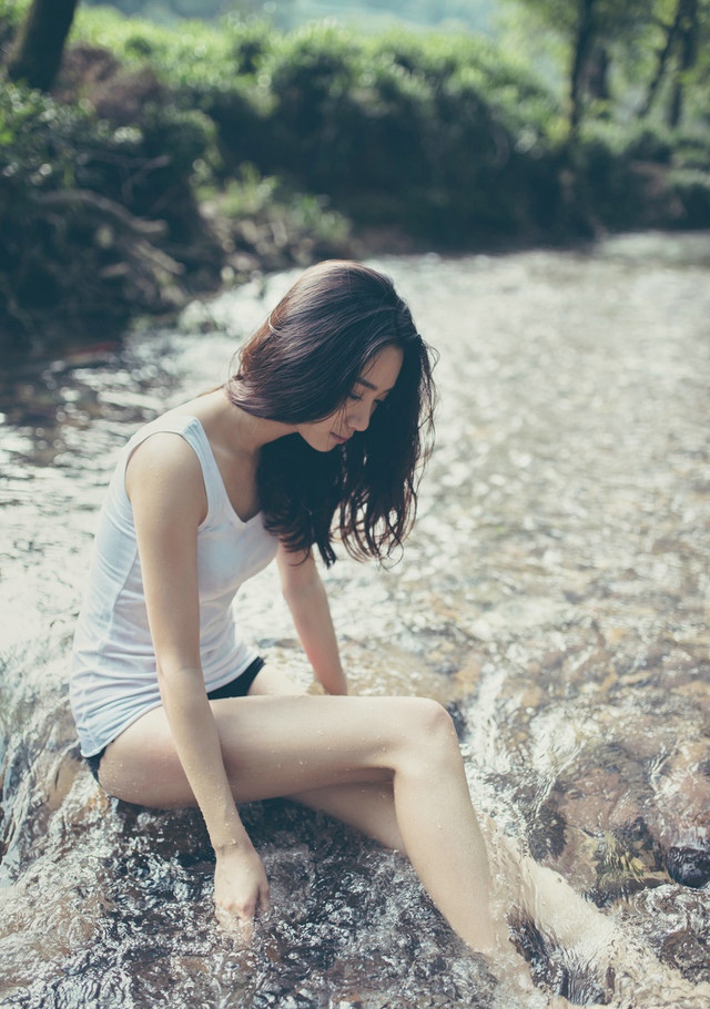 夏日河边嬉戏美女清凉写真