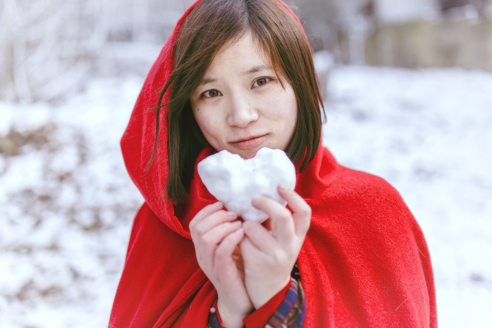 雪地里纯美白皙美女遥望远方