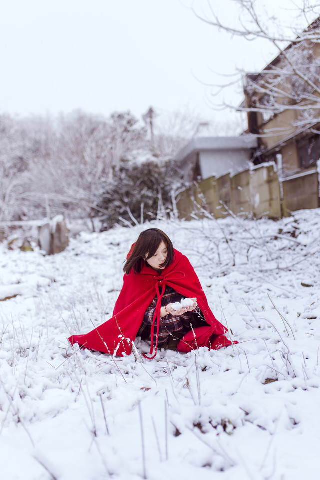 雪地里纯美白皙美女遥望远方