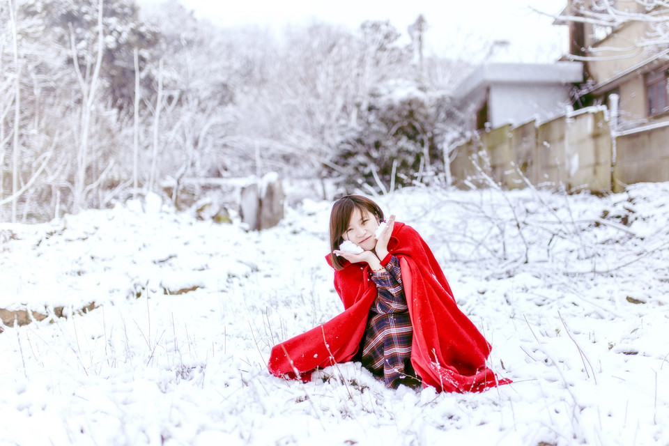 雪地里纯美白皙美女遥望远方