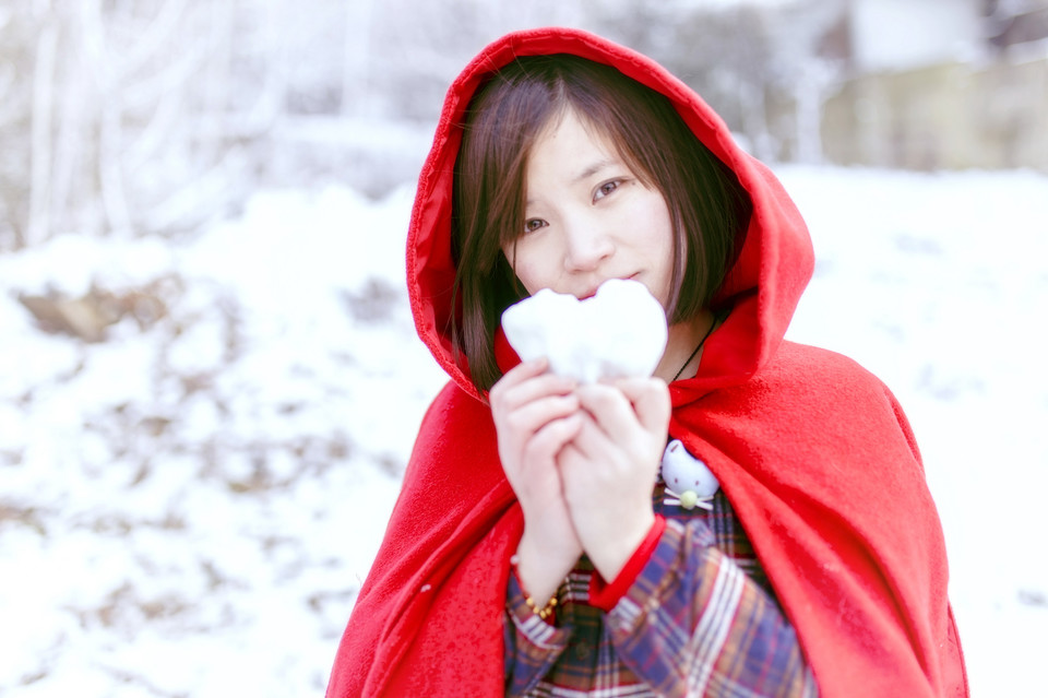 雪地里纯美白皙美女遥望远方