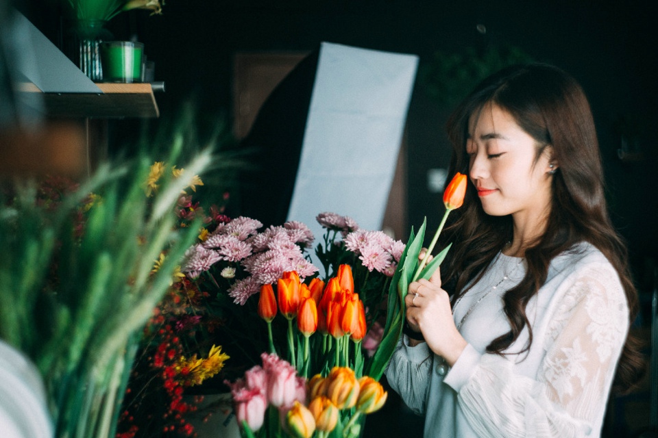 清新邻家美女与萌宠的午后