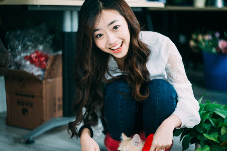 清新邻家美女与萌宠的午后