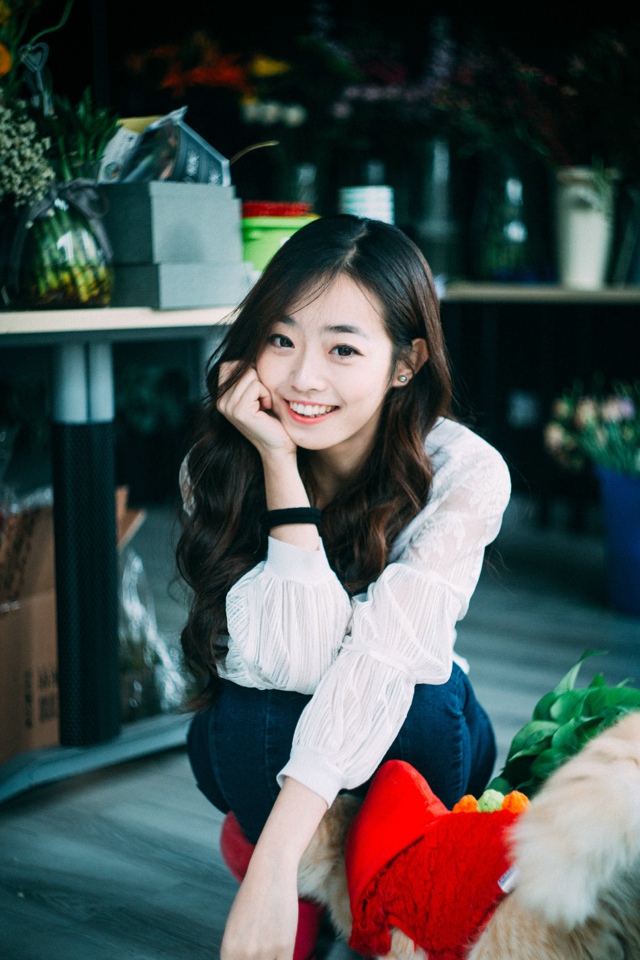 清新邻家美女与萌宠的午后