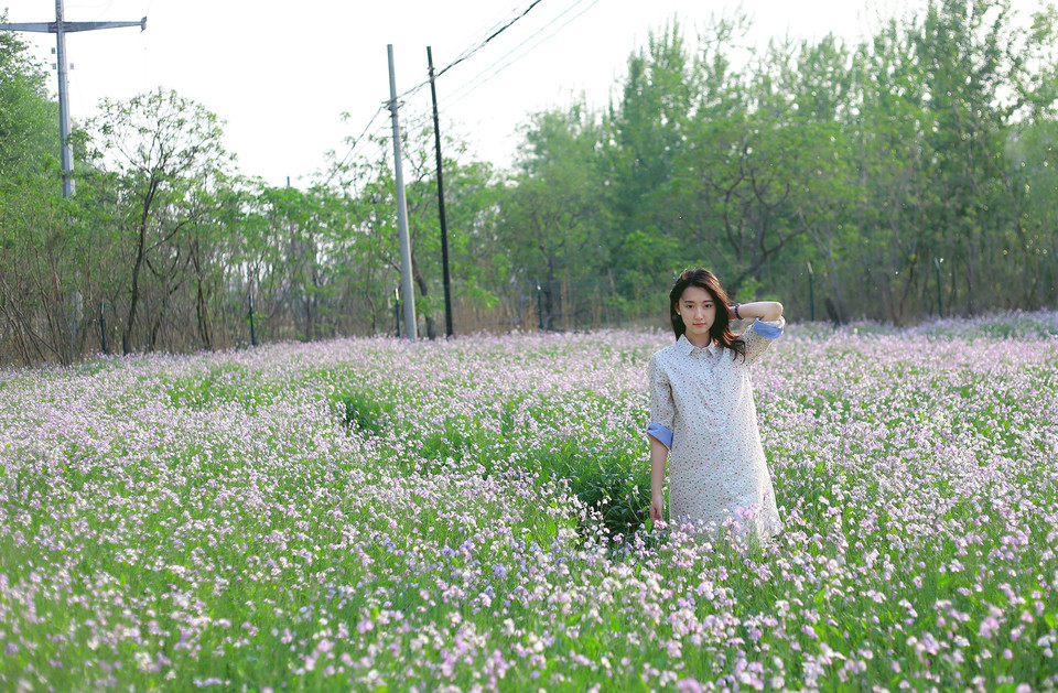 笑容甜美少女徜徉花海