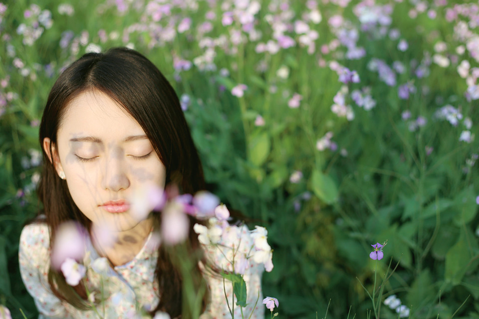 笑容甜美少女徜徉花海