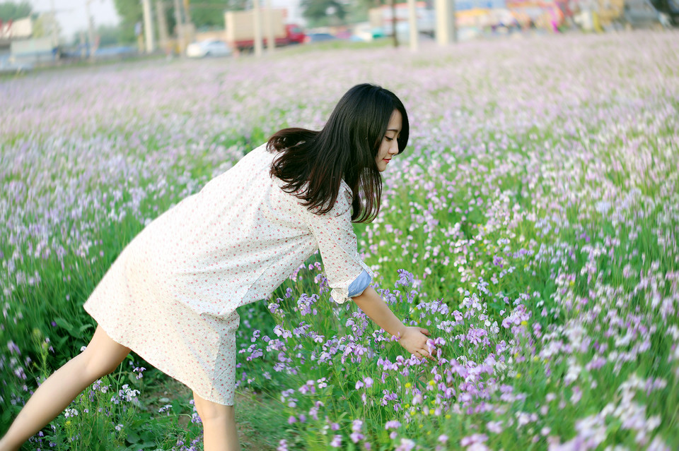 笑容甜美少女徜徉花海