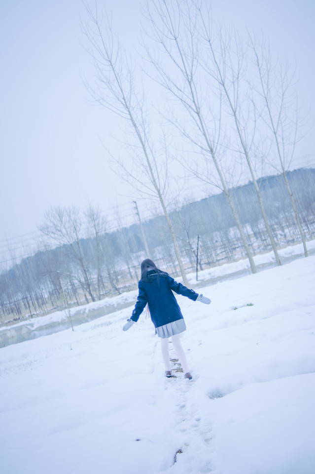 清新美女雪地漫步写真