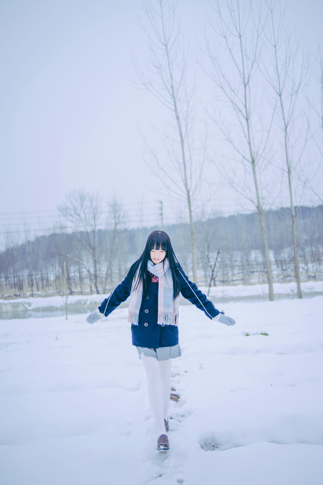 清新美女雪地漫步写真