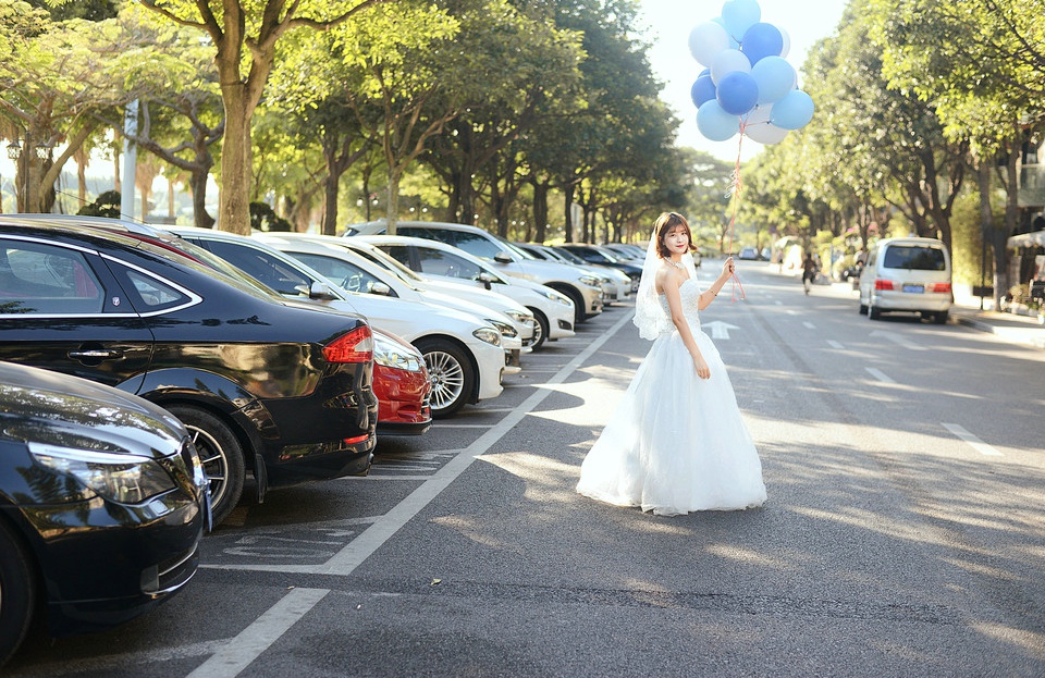 清新美女婚纱街上放飞气球