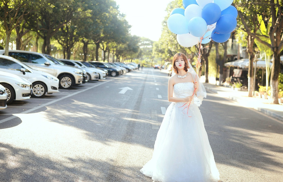 清新美女婚纱街上放飞气球