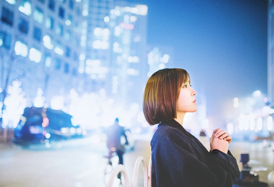 气质短发美女深夜游荡