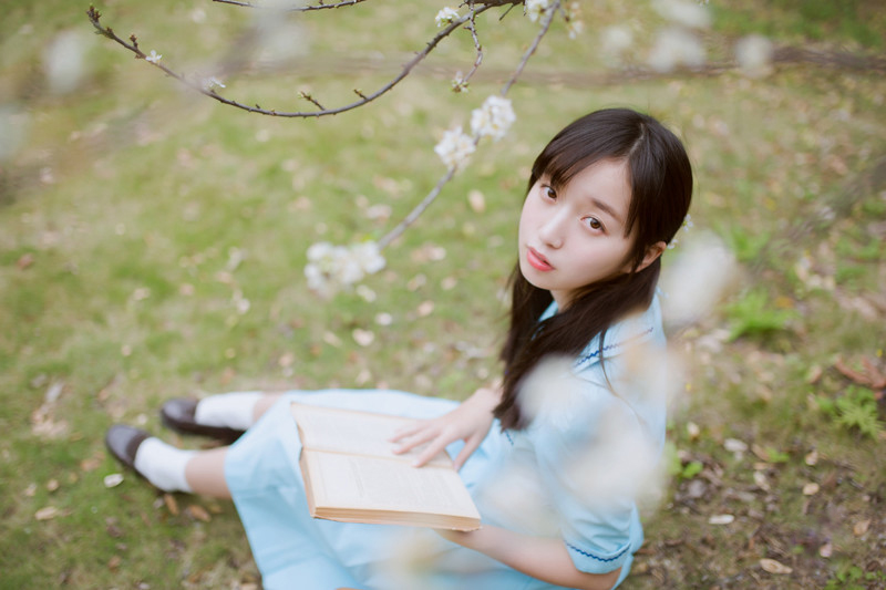 甜美少女花海中清新可人