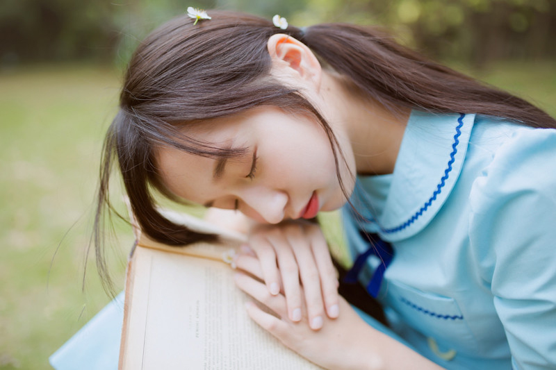 甜美少女花海中清新可人