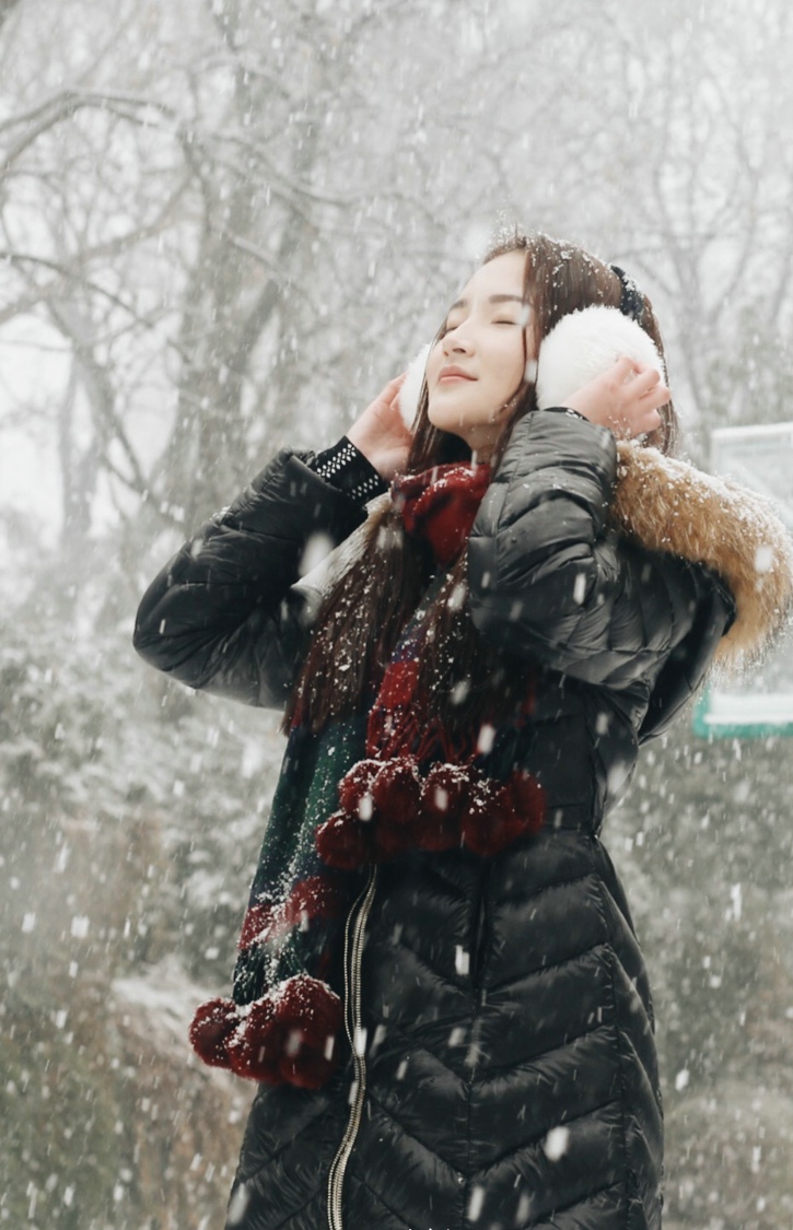 大雪纷飞清新美女雪地嬉戏