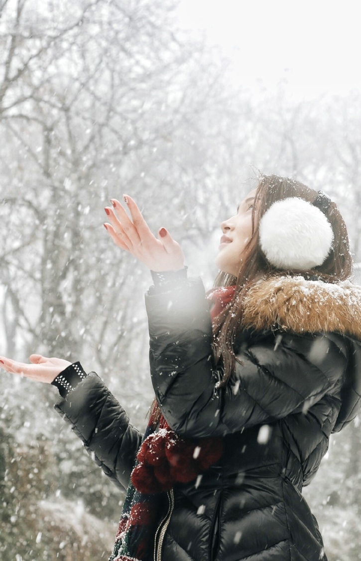 大雪纷飞清新美女雪地嬉戏