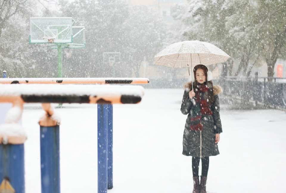 大雪纷飞清新美女雪地嬉戏