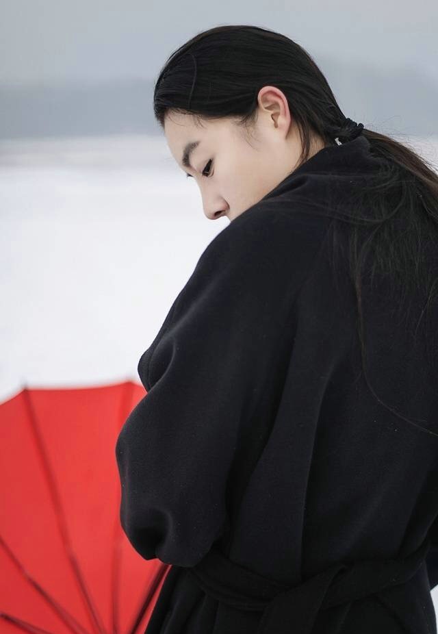 雪地里英气凛冽美女