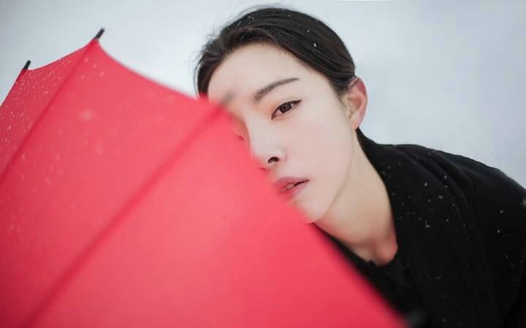 雪地里英气凛冽美女