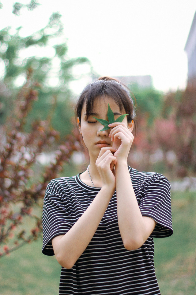 气质美女高冷傲娇眼神犀利