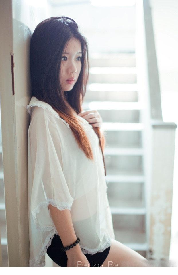 甜美可爱小女生寂寞聊赖