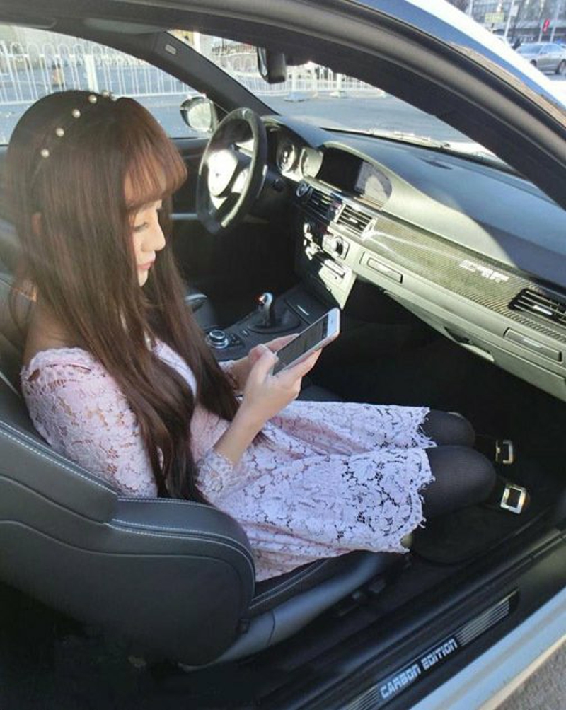 美女蹭豪车拍照走红网络
