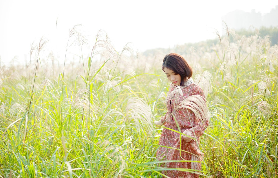 清纯阳光短发美女碎花裙迷人写真