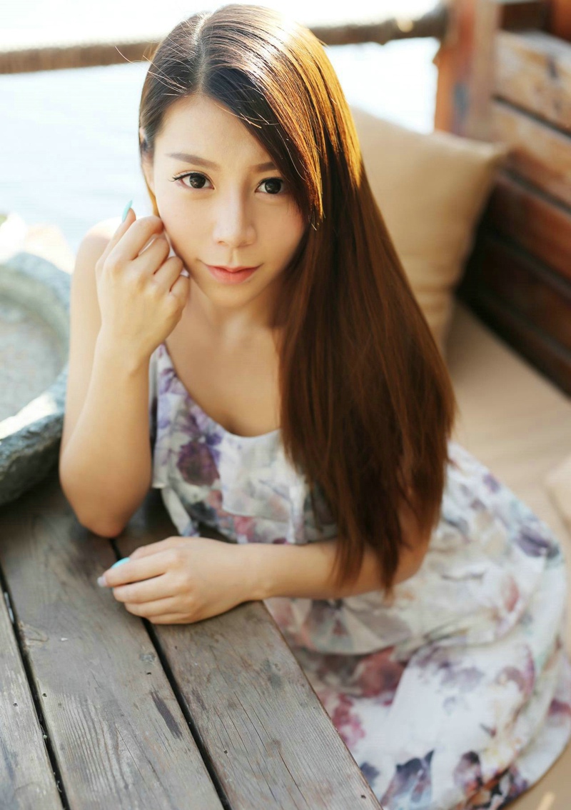 纹身少元气女vetiver唯美花裙写真阳光照人