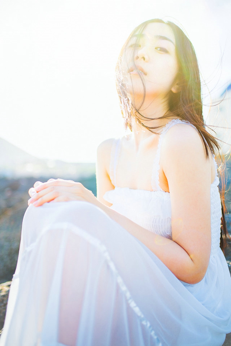 海风吹起长发气质美女温婉动人写真