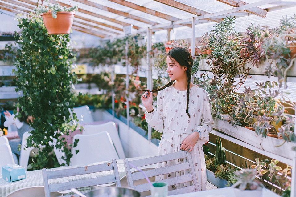 双马尾可爱女生咖啡馆度过的安静下午时光