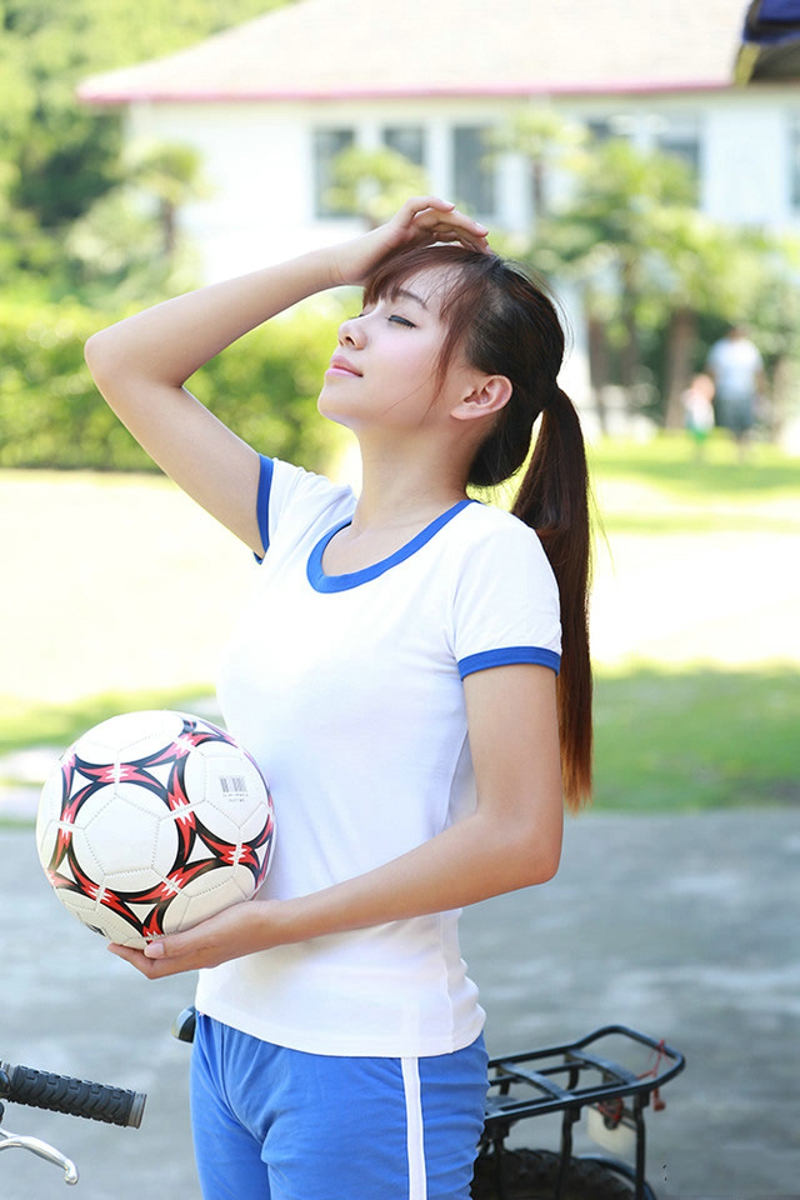 青春马尾热爱足球的少女清新活力