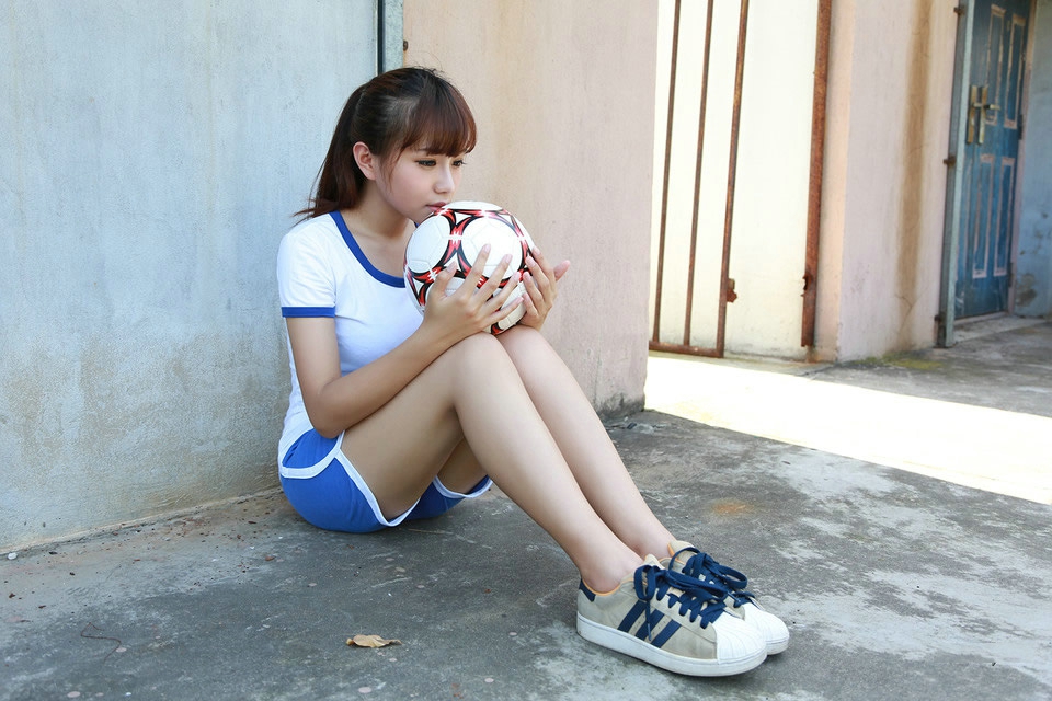 青春马尾热爱足球的少女清新活力