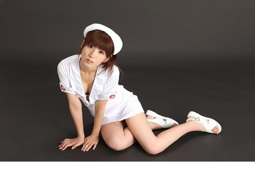 甜美护士MM低胸春光请君欣赏