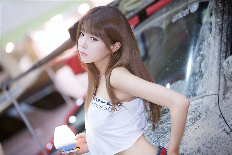 韩国车模性感甜美可爱身材凹凸有致