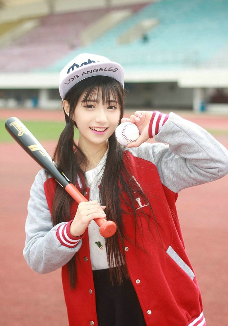 青春校园美女热爱运动操场打棒球活泼阳光