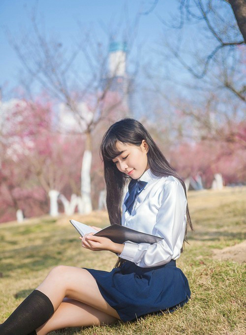 樱花树下的学生制服美女唯美清新