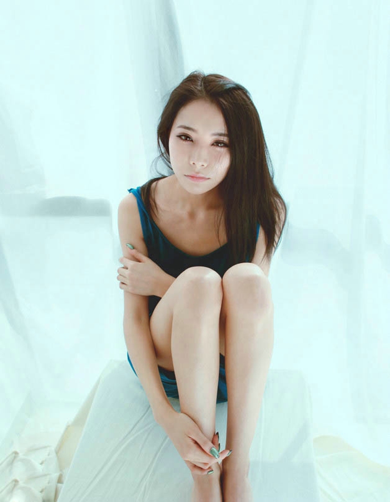 美女身穿蓝色宽松露背吊带裙耍性感