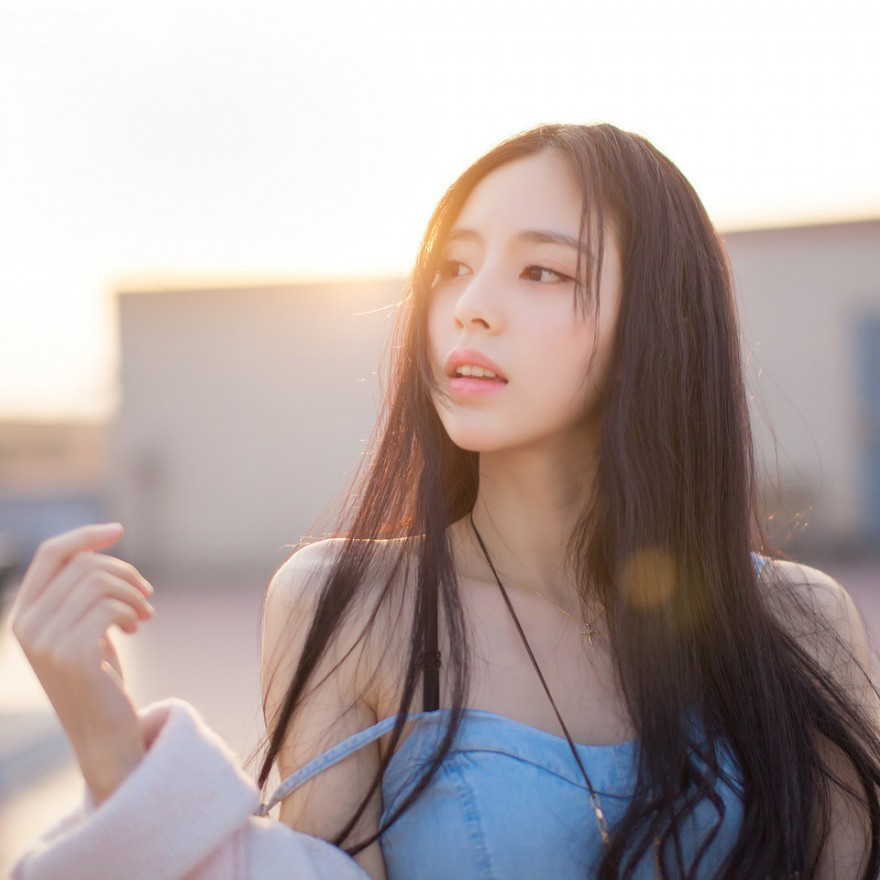成熟校花天台唯美写真美艳动人