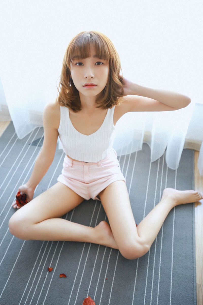 短发女神吊带蕾丝私房露诱人美腿美背