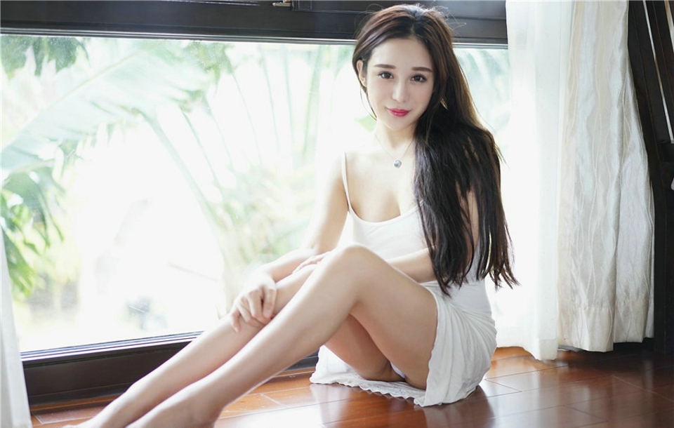 大胸妹子陈嘉瑶AYomiabe性感比基尼私房照