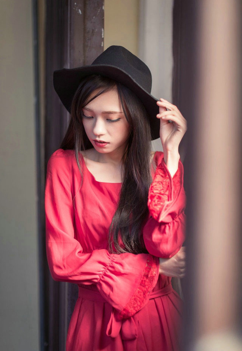 红裙长发黑毡帽美女高贵冷艳妩媚写真
