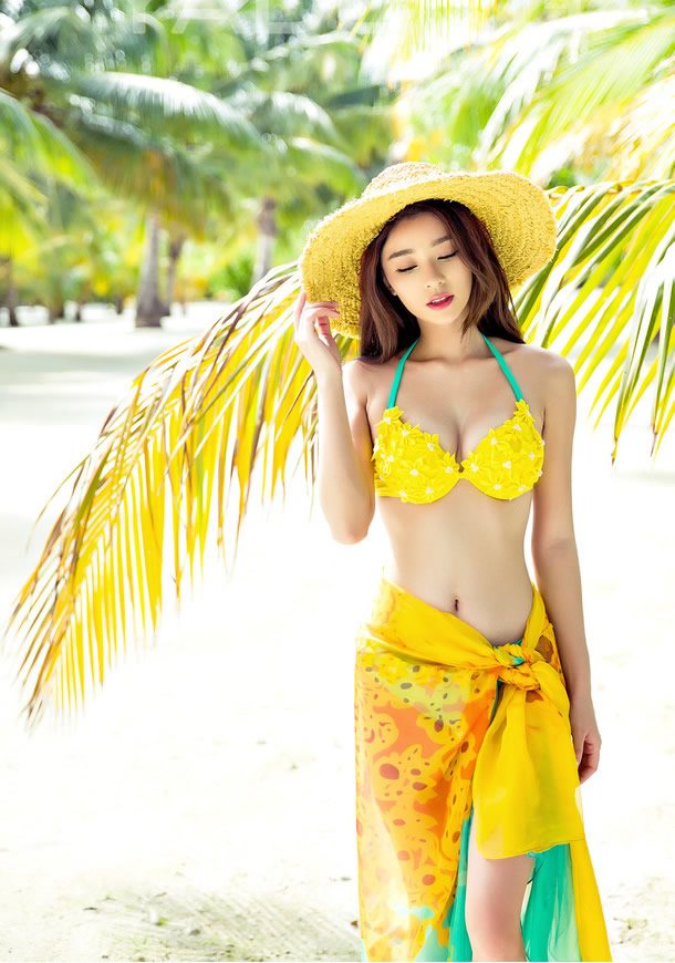 海滩上穿着阳光比基尼的美女们彰显出超赞自信的身材