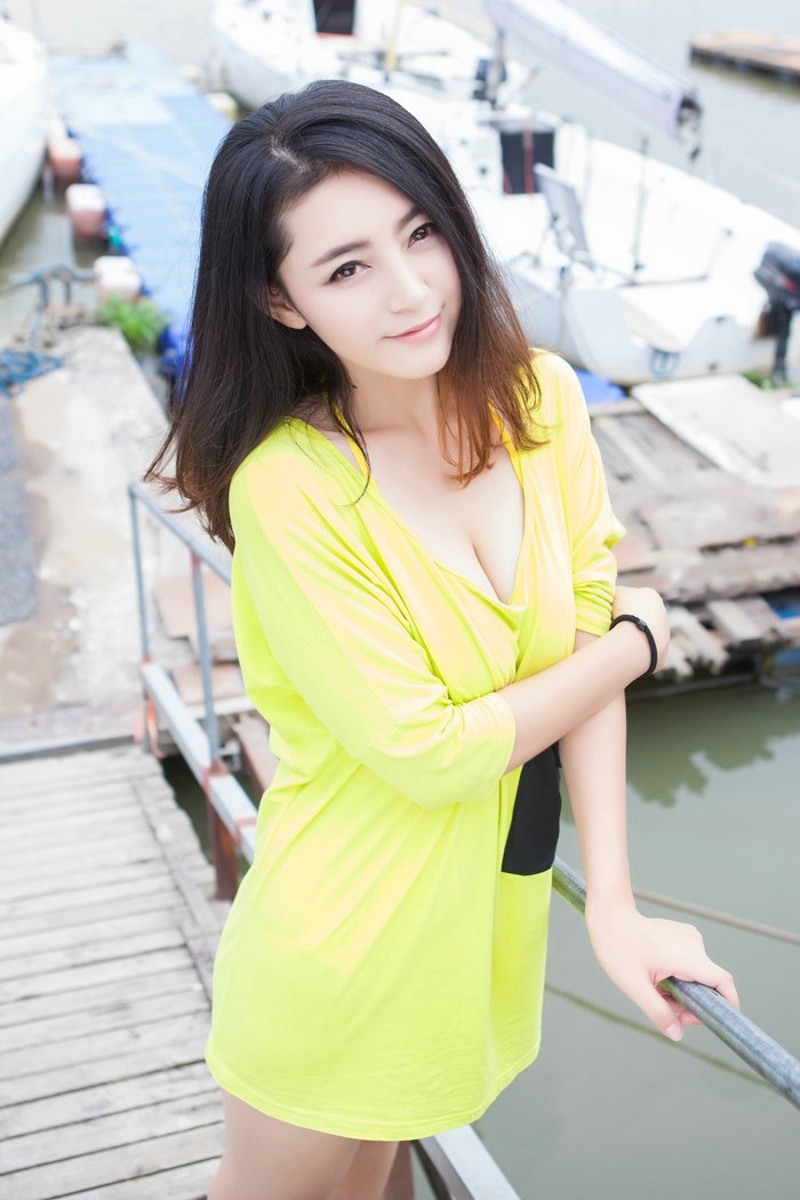 夏茉GIGI黄色比基尼清凉性感旅拍艺术照