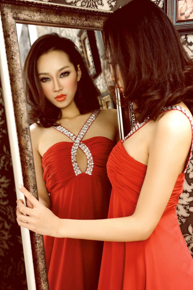 许晓萌气质红裙演绎镜中人优雅动人