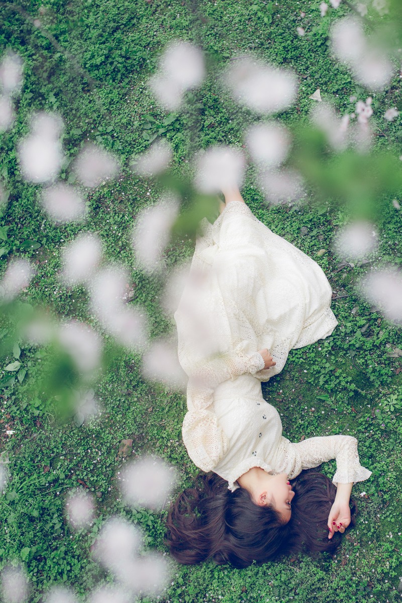 樱花树下的大眼长裙清纯美女唯美写真